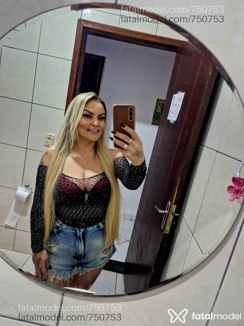 Acompanhante mulher loira (o) de olhos castanhos - BOING BOING