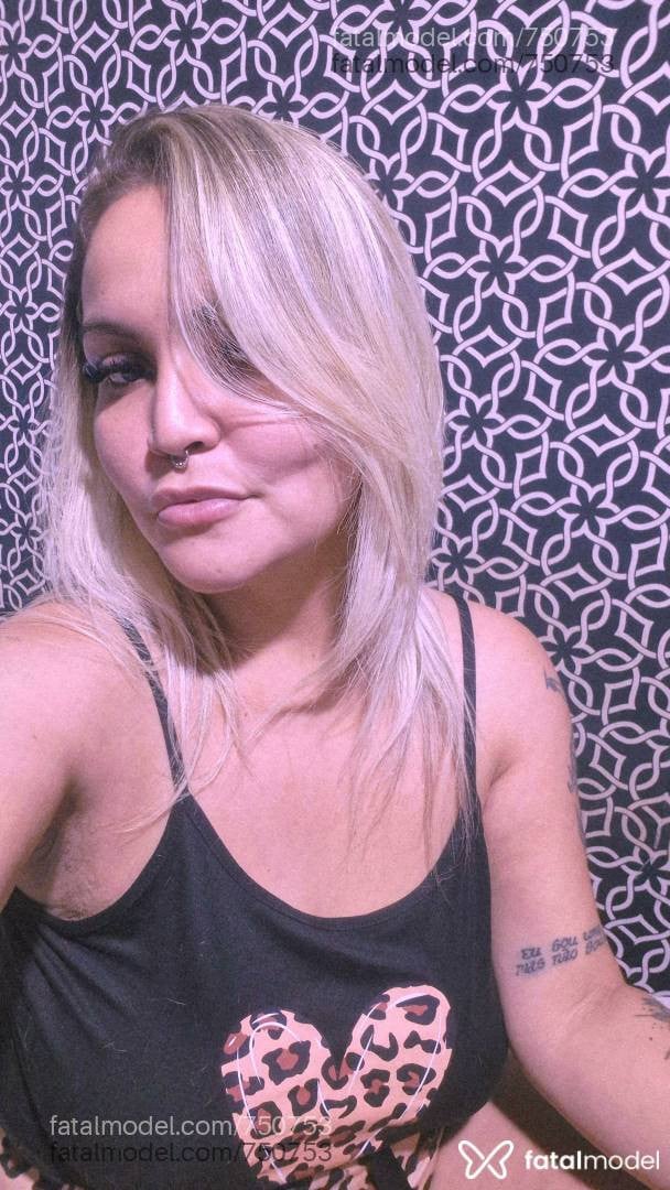 Acompanhante mulher loira (o) de olhos castanhos - BOING BOING