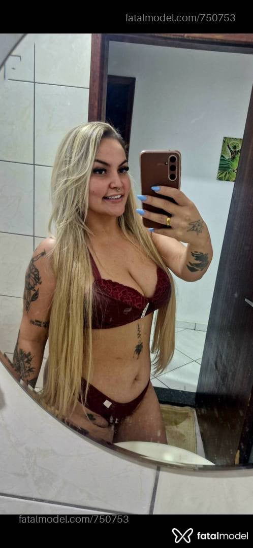 Acompanhante mulher loira (o) de olhos castanhos - BOING BOING