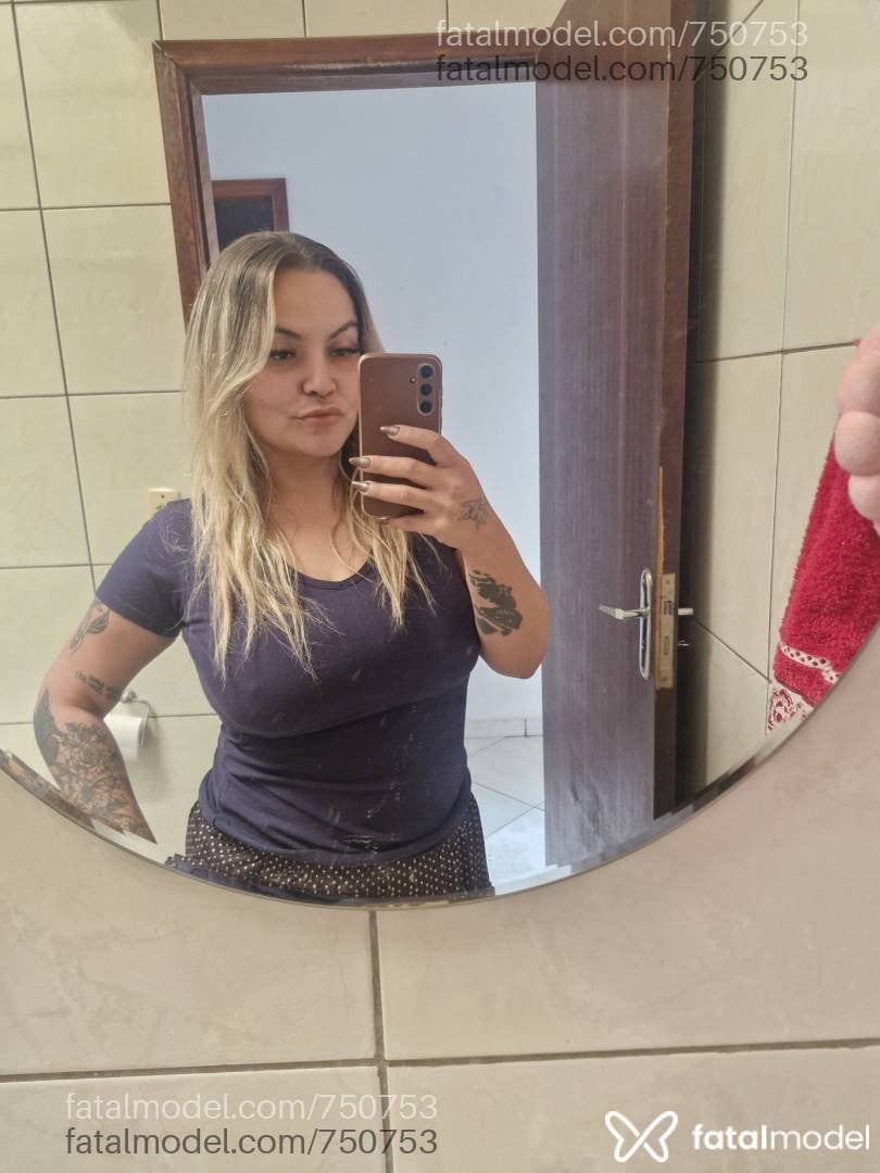 Acompanhante mulher loira (o) de olhos castanhos - BOING BOING
