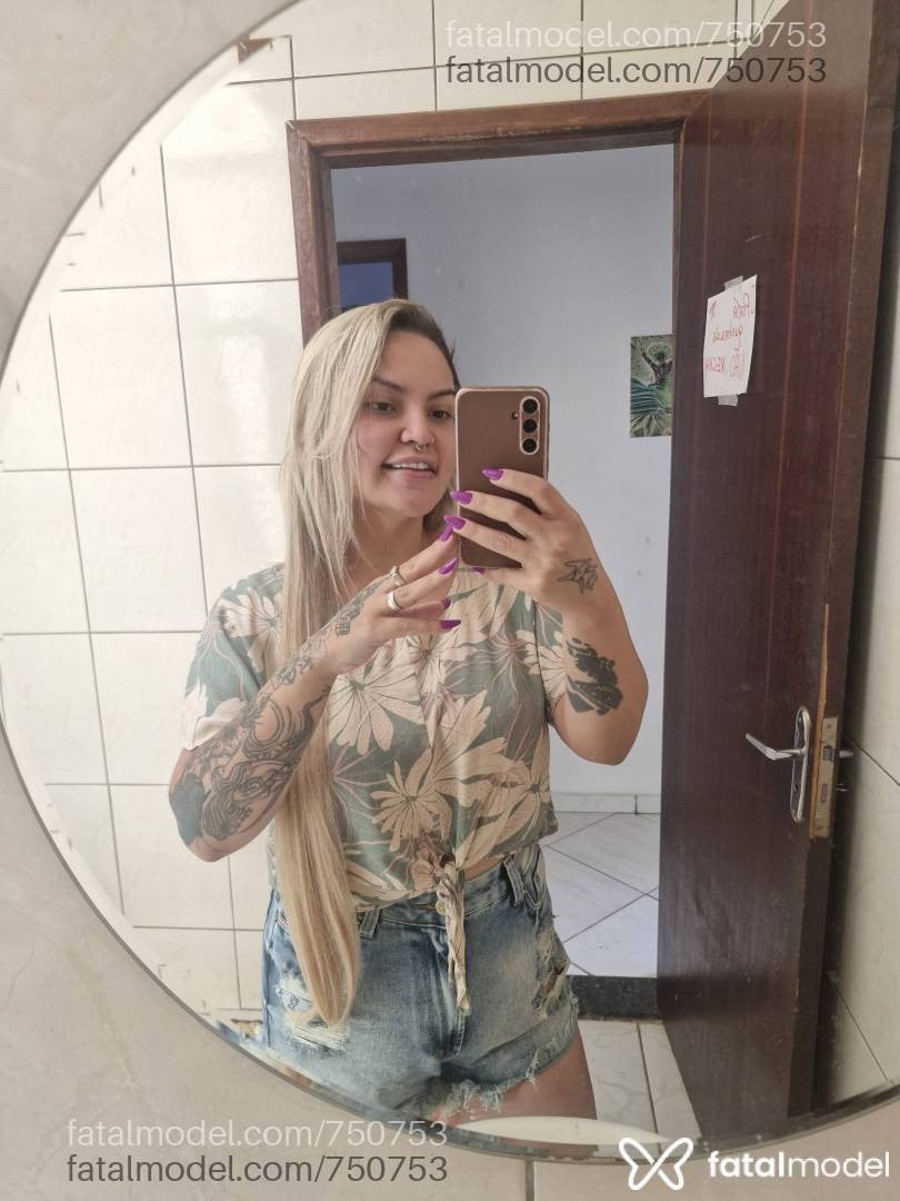 Acompanhante mulher loira (o) de olhos castanhos - BOING BOING