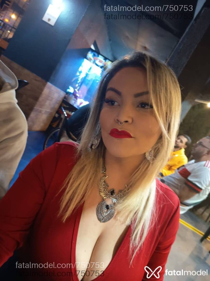 Acompanhante mulher loira (o) de olhos castanhos - BOING BOING