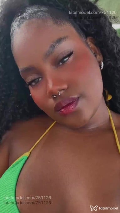 Acompanhante mulher morena (o) de olhos pretos - Iza Martins