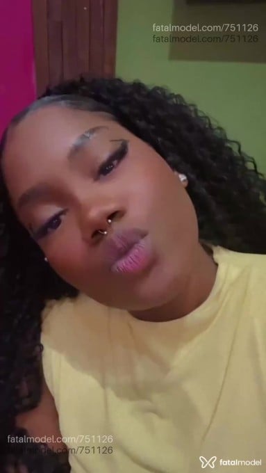 Acompanhante mulher morena (o) de olhos pretos - Iza Martins
