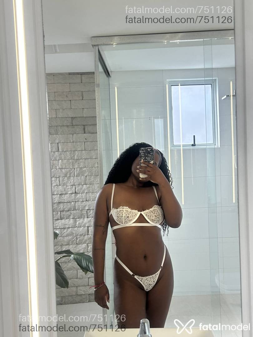 Acompanhante mulher morena (o) de olhos pretos - Iza Martins