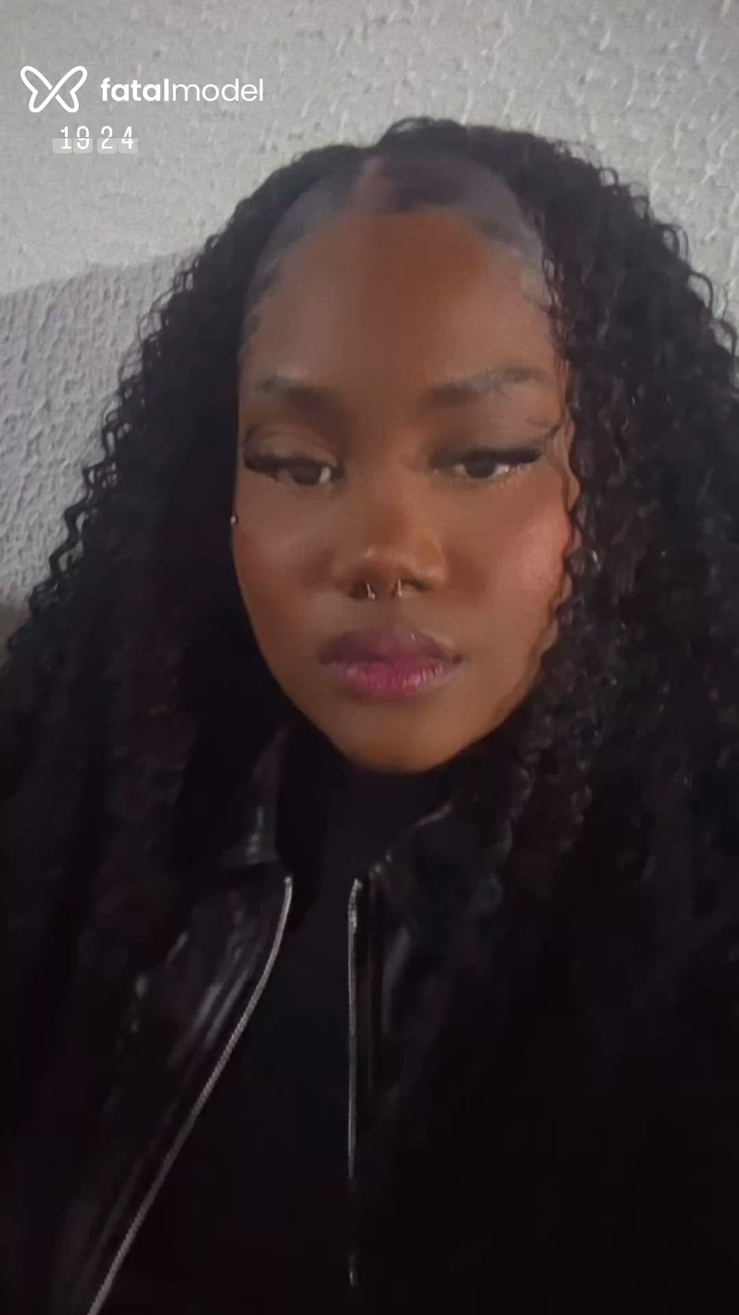 Acompanhante mulher morena (o) de olhos pretos - Iza Martins