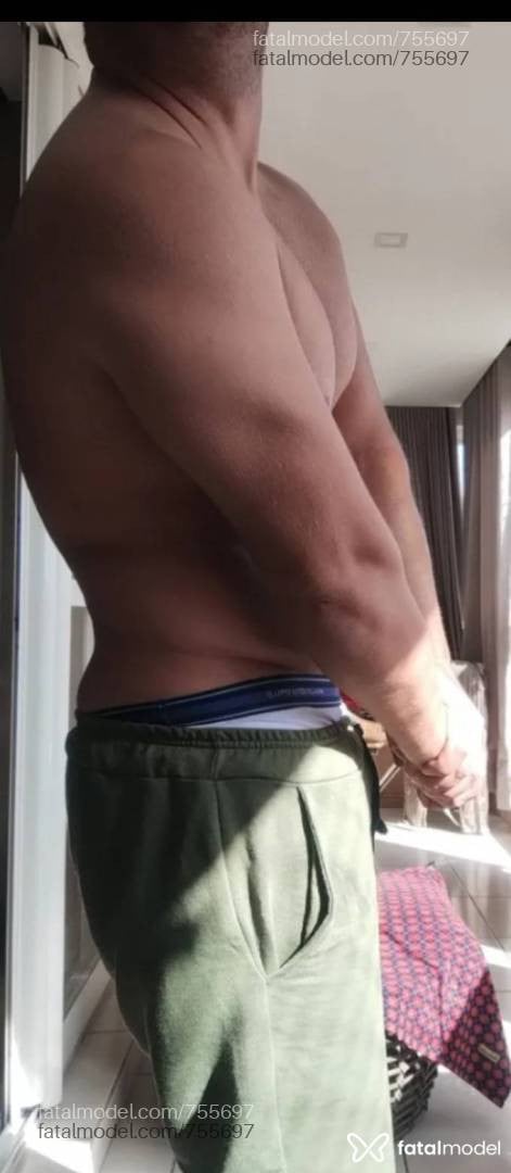 Acompanhante homem com cabelo castanho de olhos verdes - Ronaldo