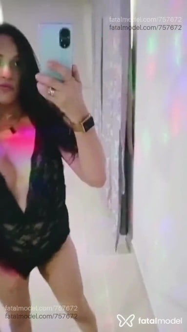 Acompanhante travesti com cabelo castanho de olhos castanhos em Ubá - Pétala