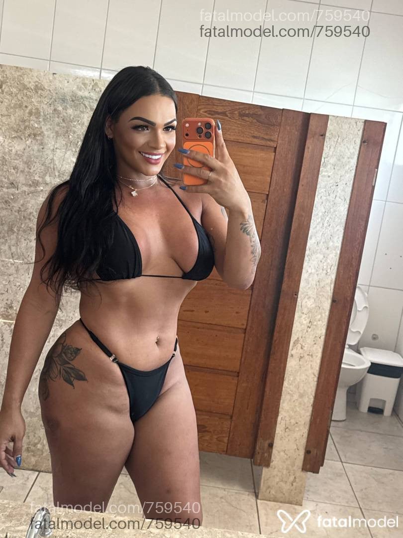 Acompanhante mulher trans com cabelo castanho de olhos castanhos - Monike Evans