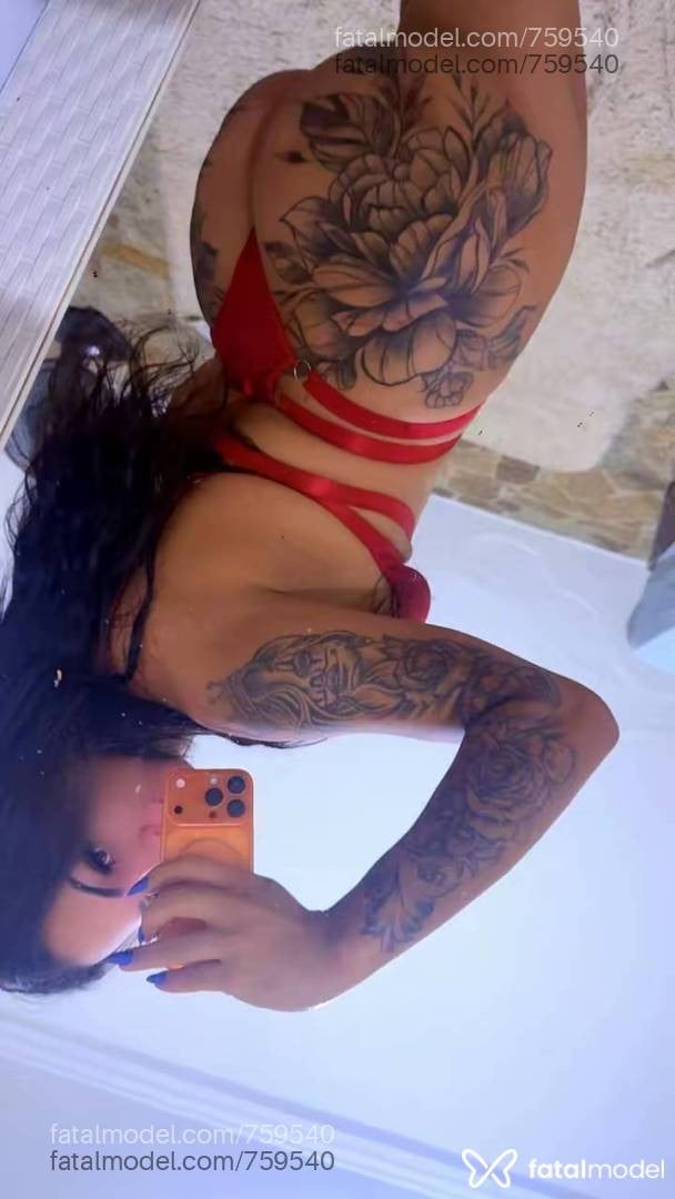 Acompanhante mulher trans com cabelo castanho de olhos castanhos - Monike Evans