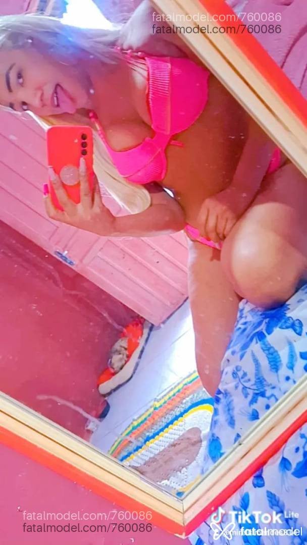 Acompanhante mulher trans loira (o) de olhos castanhos - Mirella Adotada