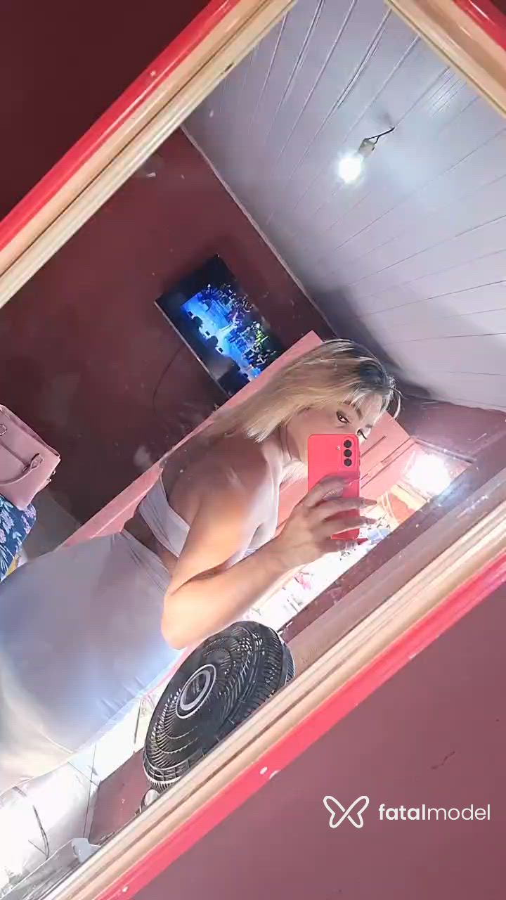 Acompanhante mulher trans loira (o) de olhos castanhos - Mirella Adotada