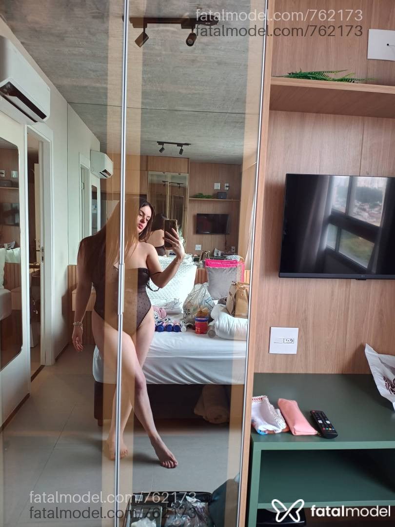 Acompanhante mulher com cabelo castanho de olhos castanhos - Alícia