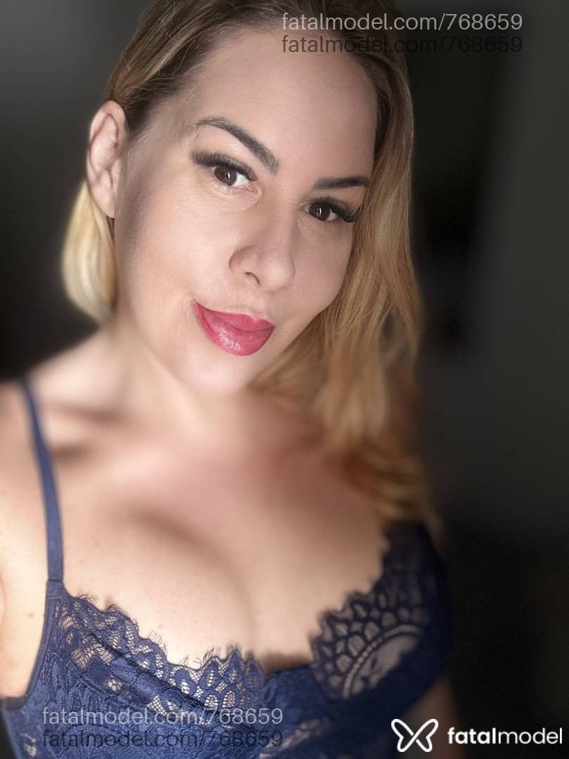 Acompanhante mulher com cabelo castanho de olhos castanhos - Paolla