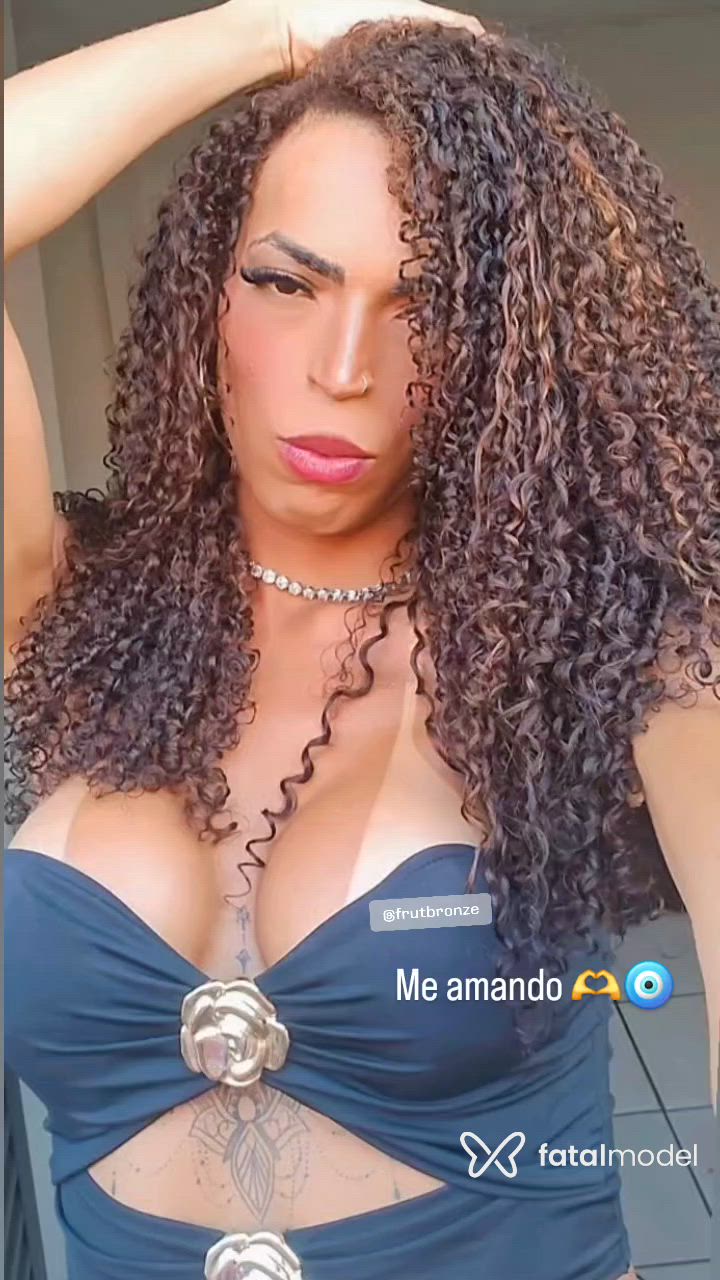 Acompanhante mulher trans morena (o) de olhos castanhos - pérola mel