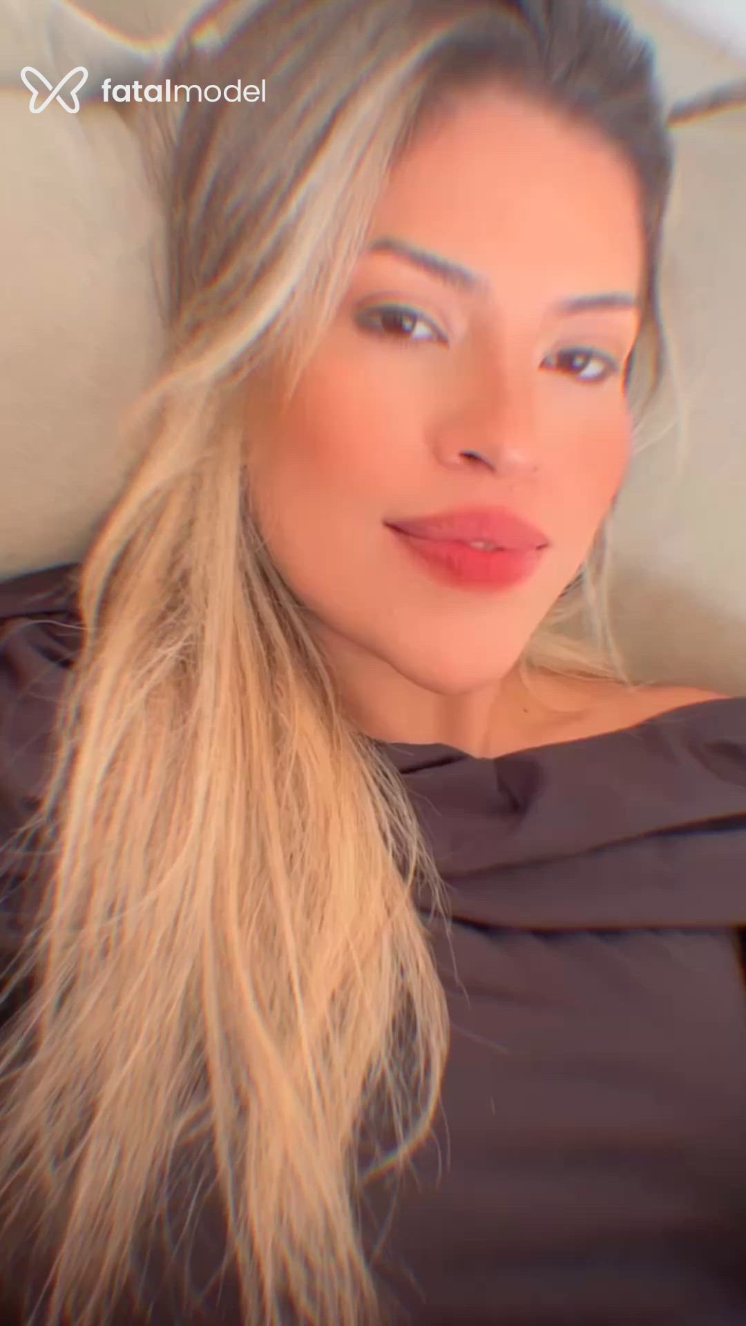 Acompanhante mulher loira (o) de olhos castanhos - Alice