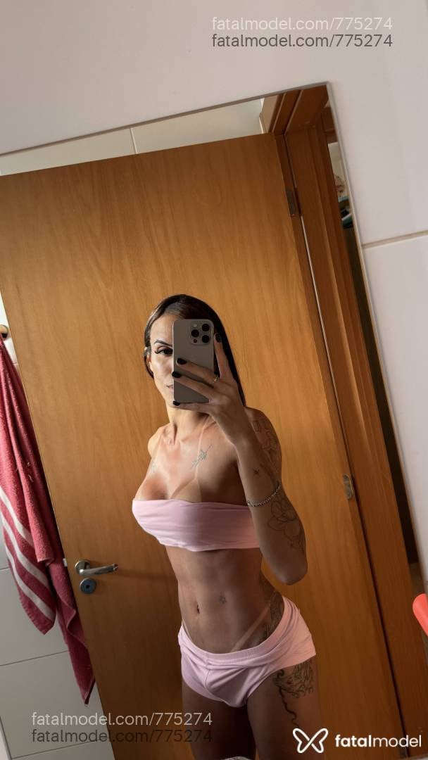 Acompanhante mulher trans com cabelo castanho de olhos castanhos - Linah Rodrigues