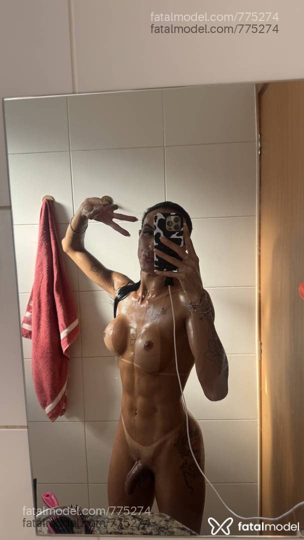 Acompanhante mulher trans com cabelo castanho de olhos castanhos - Linah Rodrigues