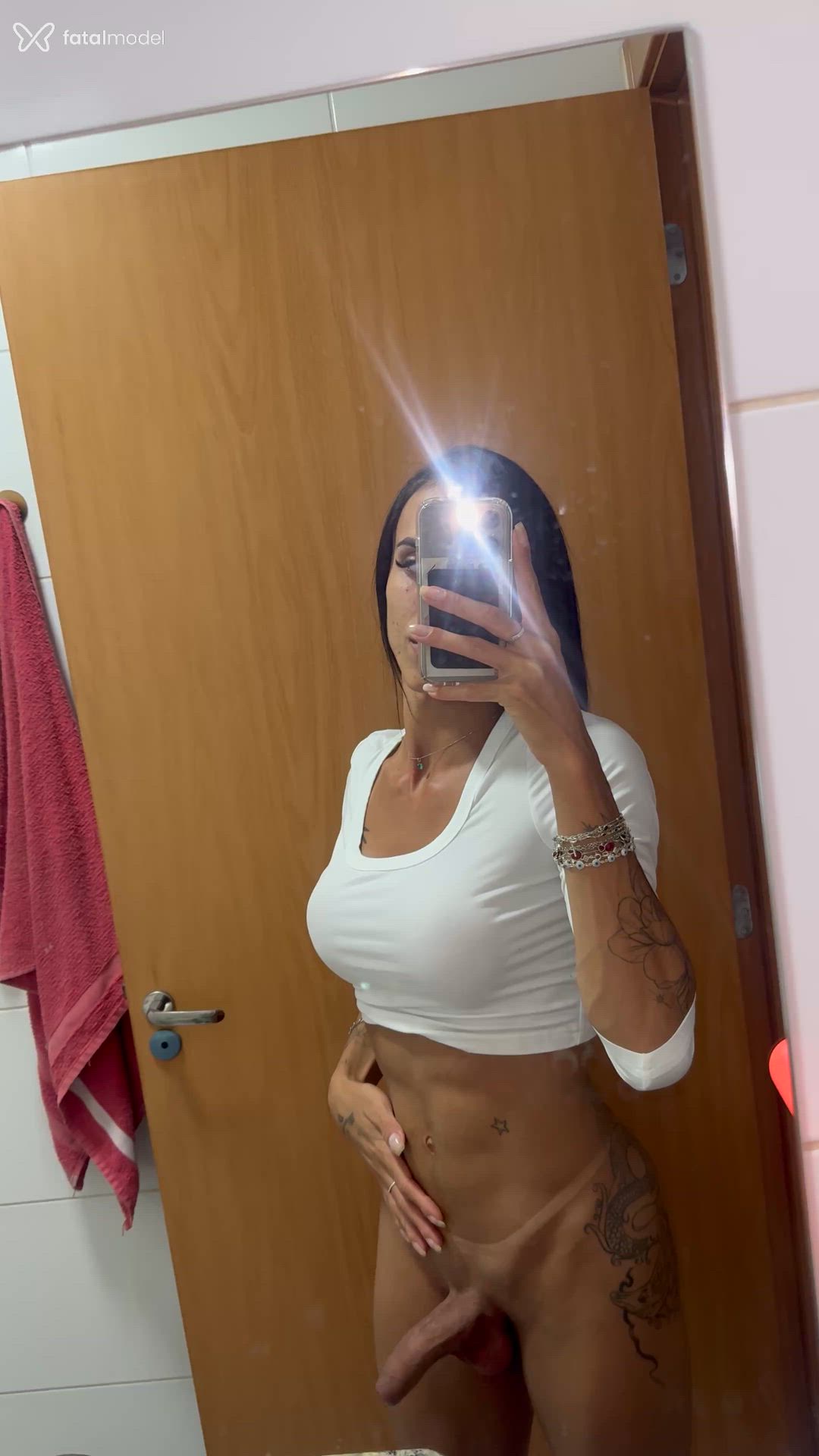 Acompanhante mulher trans com cabelo castanho de olhos castanhos em Uberaba - Linah Rodrigues
