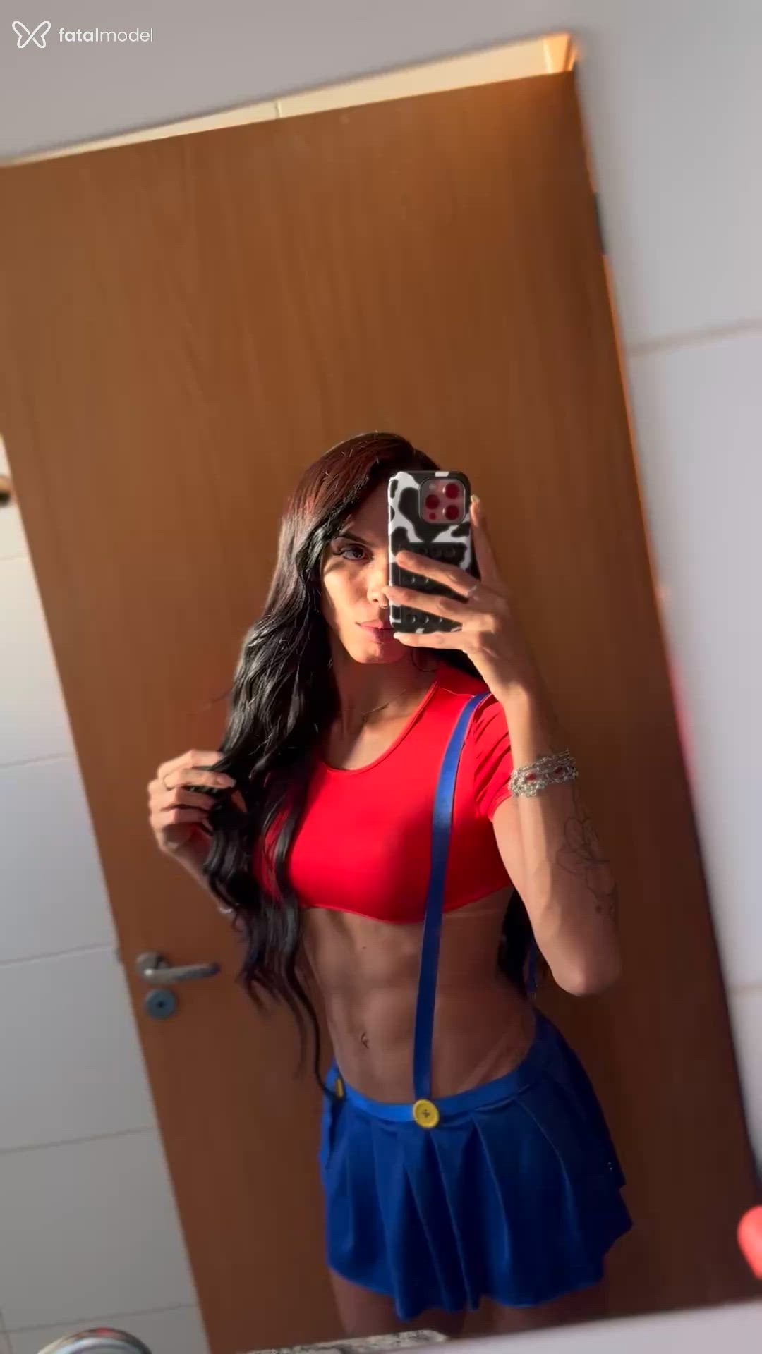 Acompanhante mulher trans com cabelo castanho de olhos castanhos - Linah Rodrigues