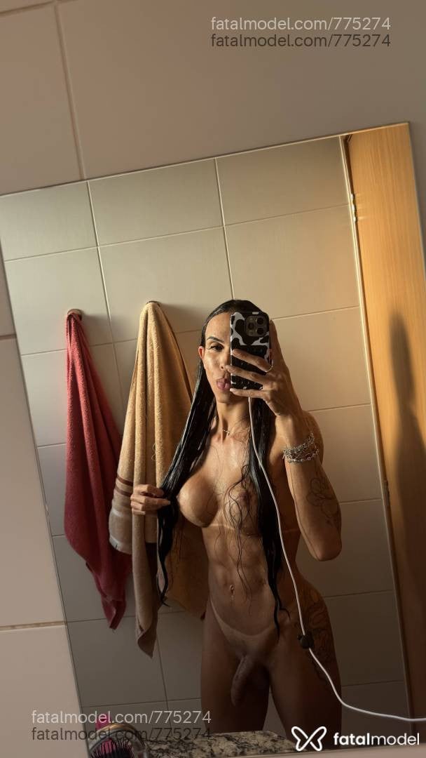 Acompanhante mulher trans com cabelo castanho de olhos castanhos - Linah Rodrigues