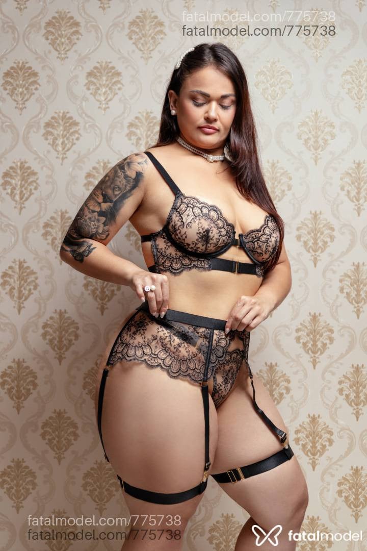 Acompanhante mulher morena (o) de olhos castanhos - Livia