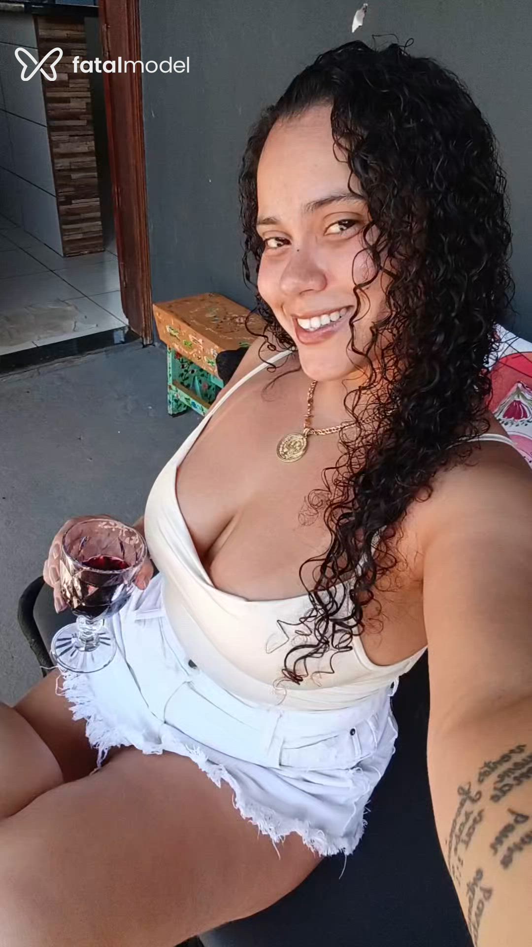 Acompanhante mulher com cabelo castanho de olhos castanhos - Lara Enola