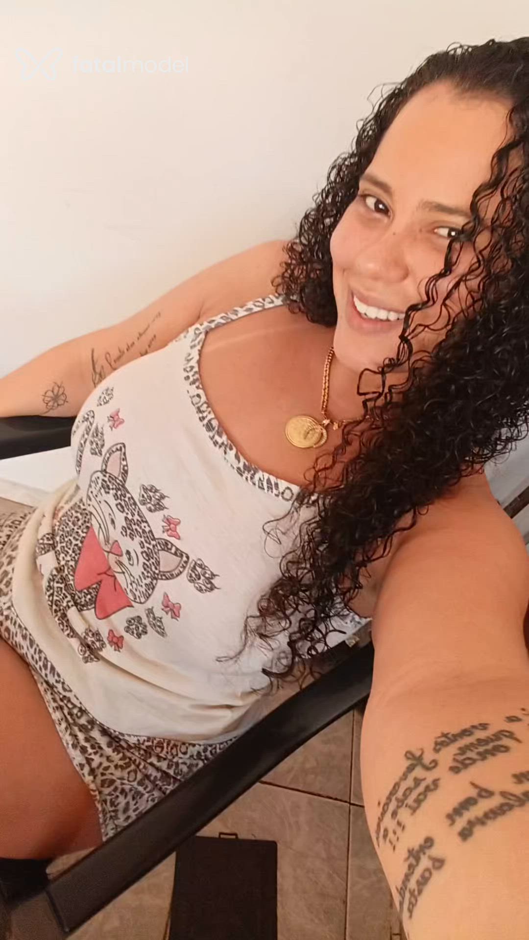 Acompanhante mulher com cabelo castanho de olhos castanhos - Lara Enola