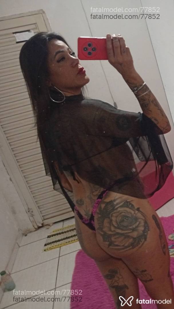 Acompanhante mulher trans com cabelo castanho de olhos mel - GIH CASTRO