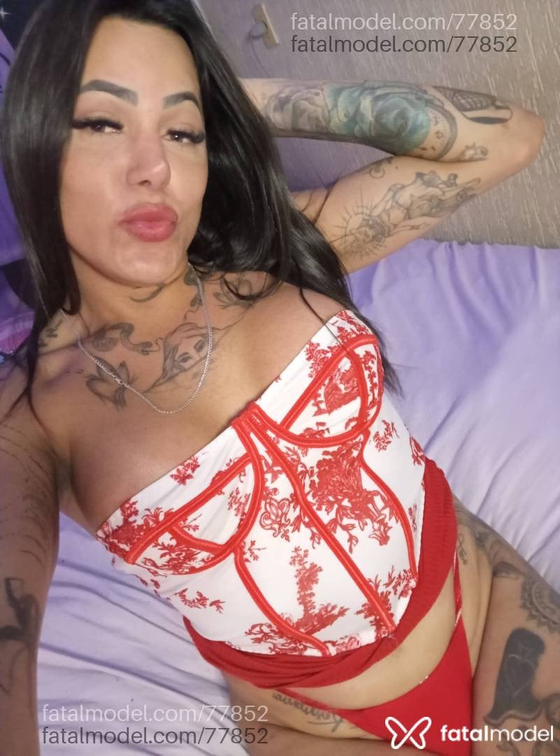 Acompanhante mulher trans com cabelo castanho de olhos mel - GIH CASTRO
