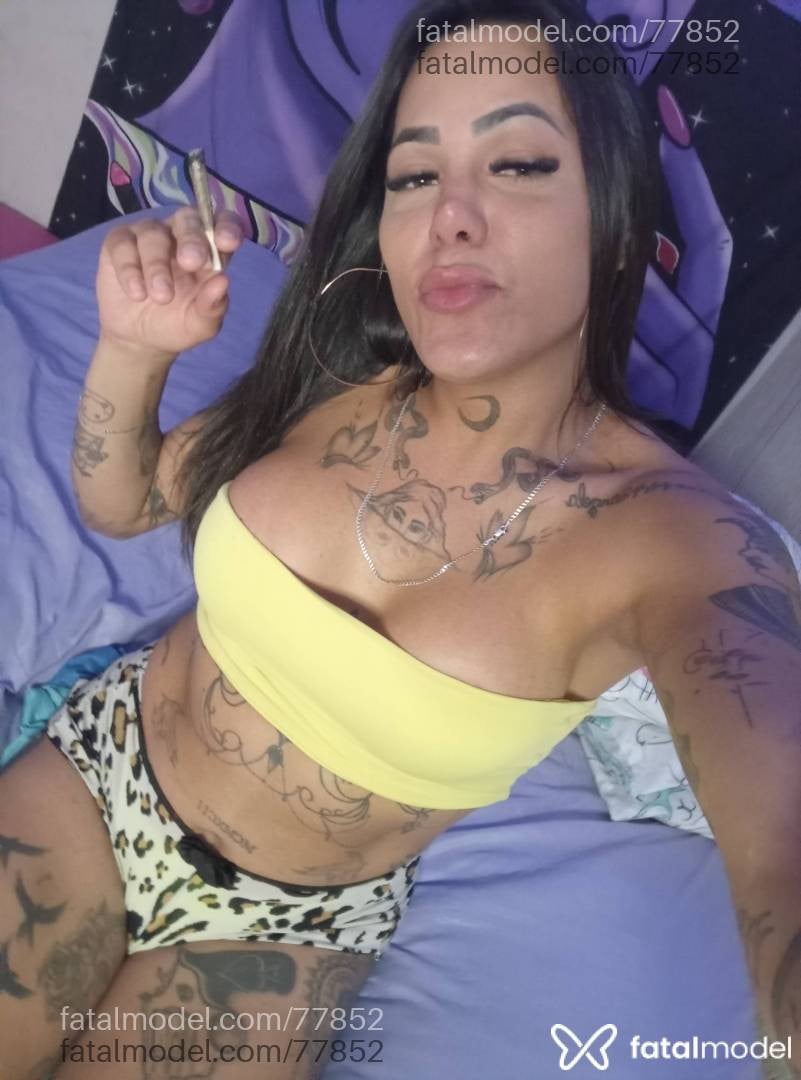 Acompanhante mulher trans com cabelo castanho de olhos mel - GIH CASTRO
