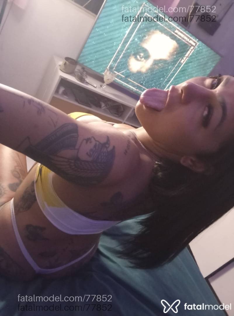 Acompanhante mulher trans com cabelo castanho de olhos mel - GIH CASTRO