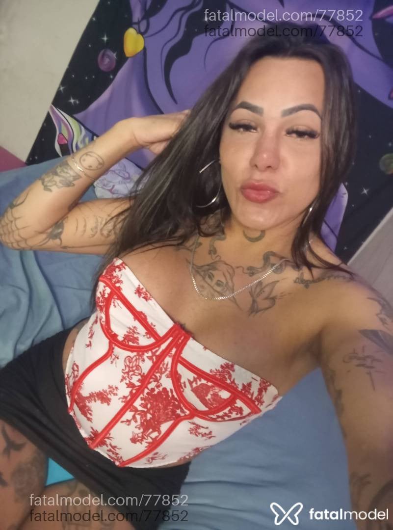 Acompanhante mulher trans com cabelo castanho de olhos mel - GIH CASTRO