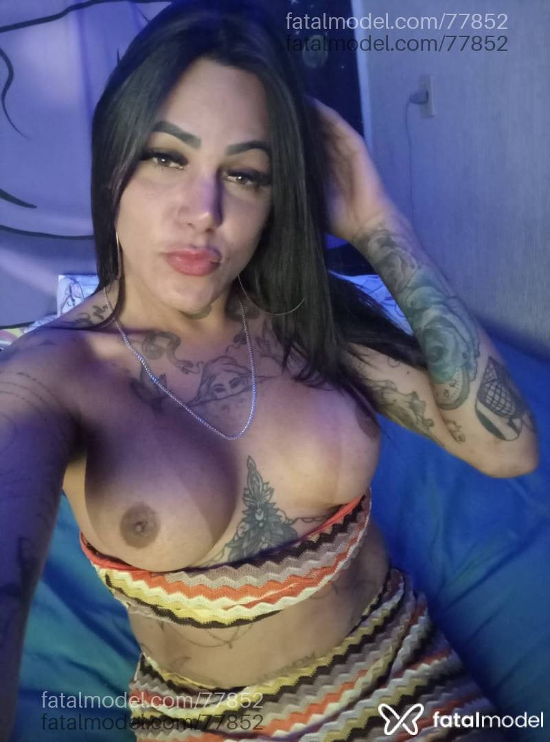 Acompanhante mulher trans com cabelo castanho de olhos mel - GIH CASTRO