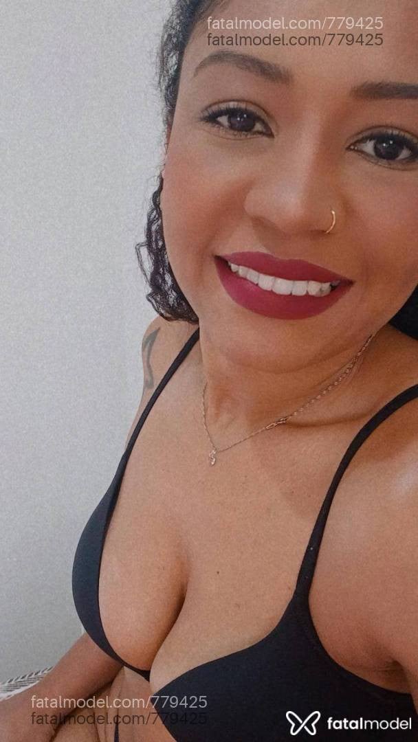 Acompanhante mulher morena (o) de olhos pretos - Leona