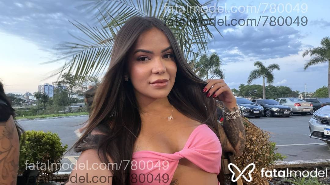 Acompanhante mulher loira (o) de olhos castanhos - THALIA LOUISE