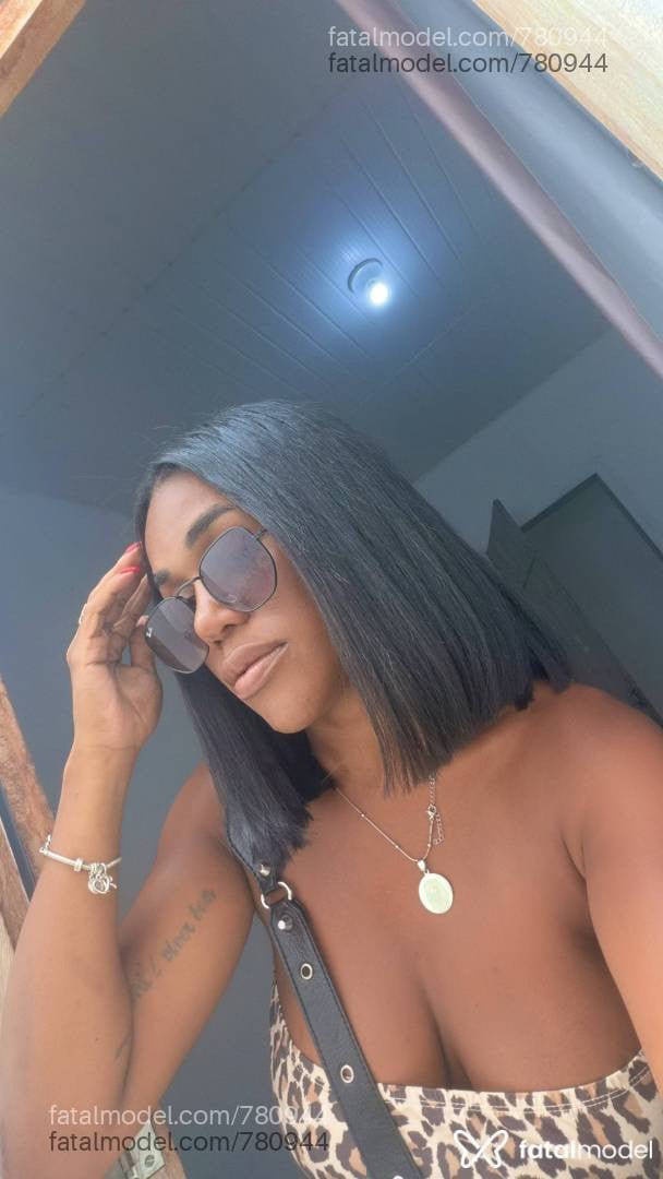 Acompanhante mulher trans morena (o) de olhos pretos - Anne