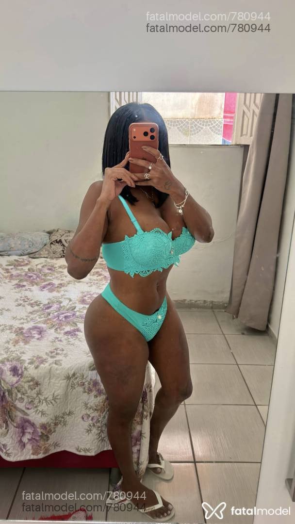 Acompanhante mulher trans morena (o) de olhos pretos - Anne