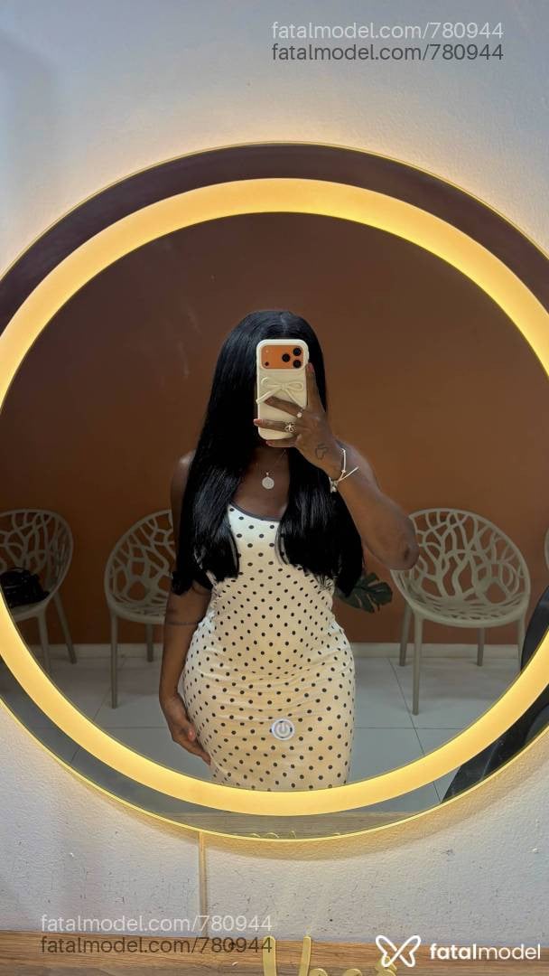 Acompanhante mulher trans morena (o) de olhos pretos - Anne