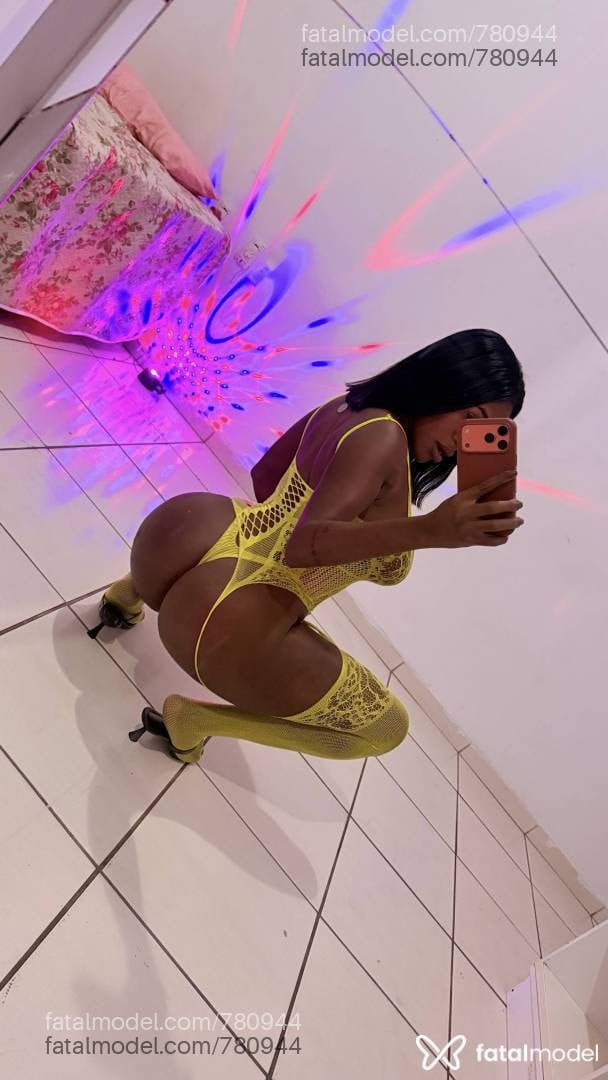 Acompanhante mulher trans morena (o) de olhos pretos - Anne