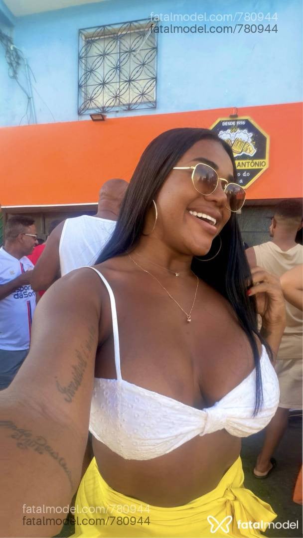 Acompanhante mulher trans morena (o) de olhos pretos - Anne