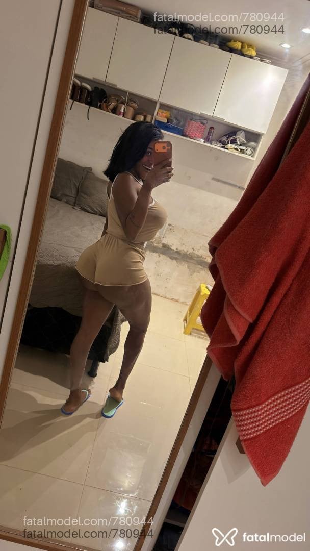 Acompanhante mulher trans morena (o) de olhos pretos - Anne