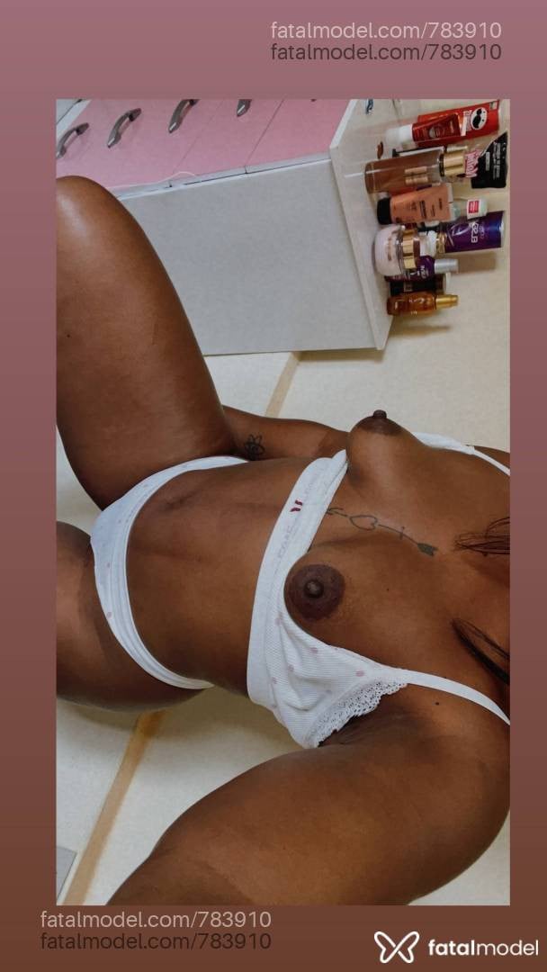 Acompanhante mulher com cabelo castanho de olhos pretos - Preta Julinha