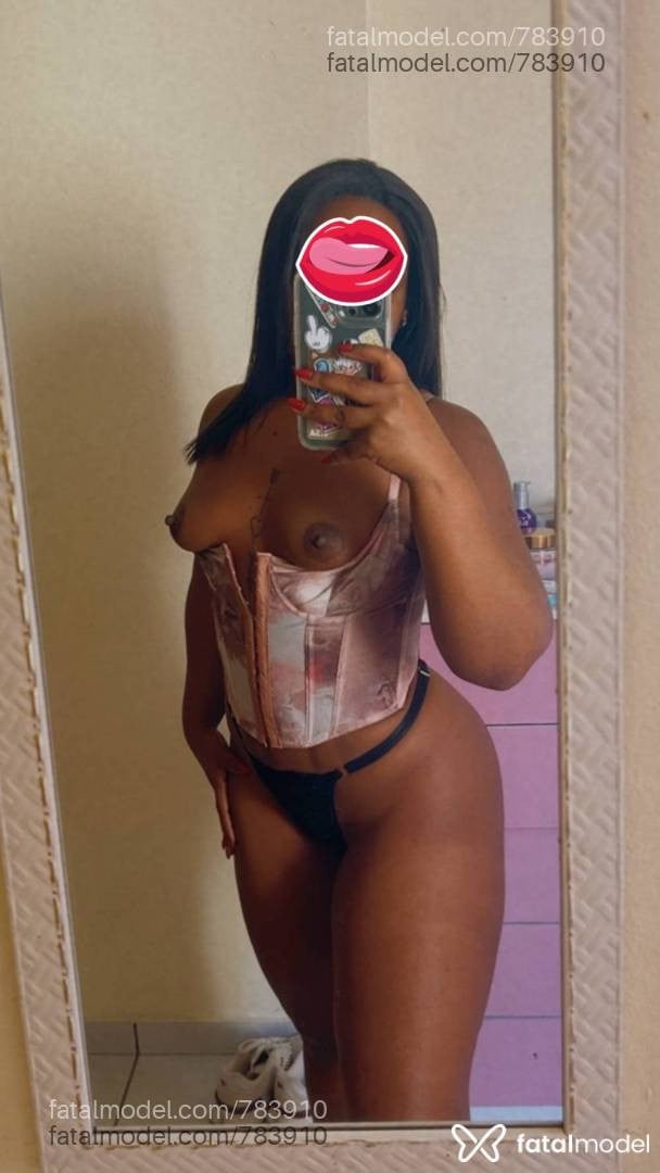 Acompanhante mulher com cabelo castanho de olhos pretos - Preta Julinha