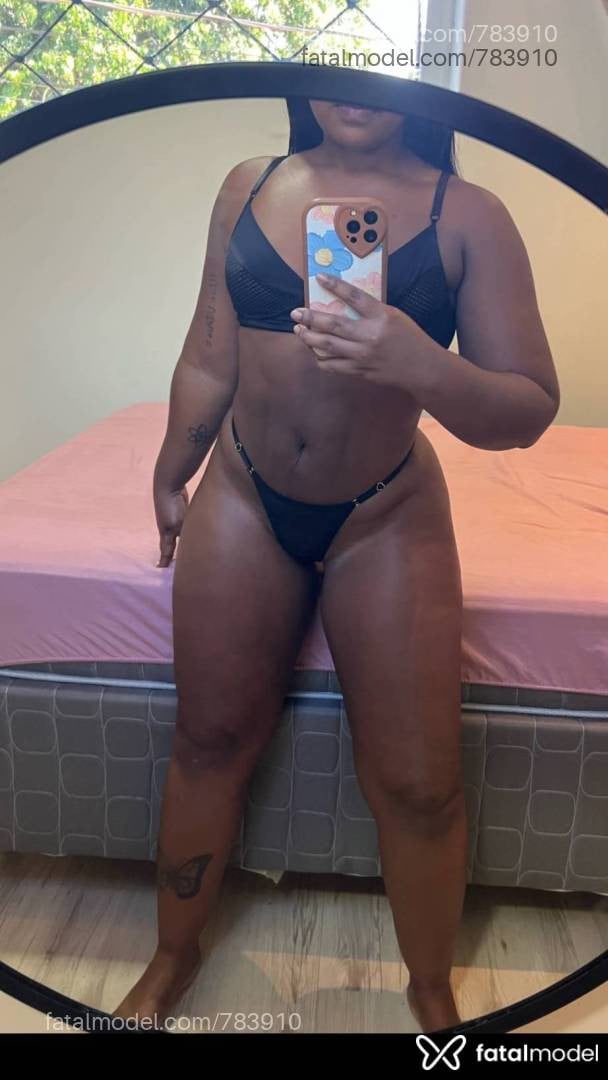 Acompanhante mulher com cabelo castanho de olhos pretos - Preta Julinha