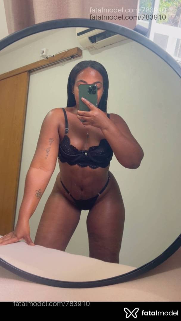 Acompanhante mulher com cabelo castanho de olhos pretos - Preta Julinha