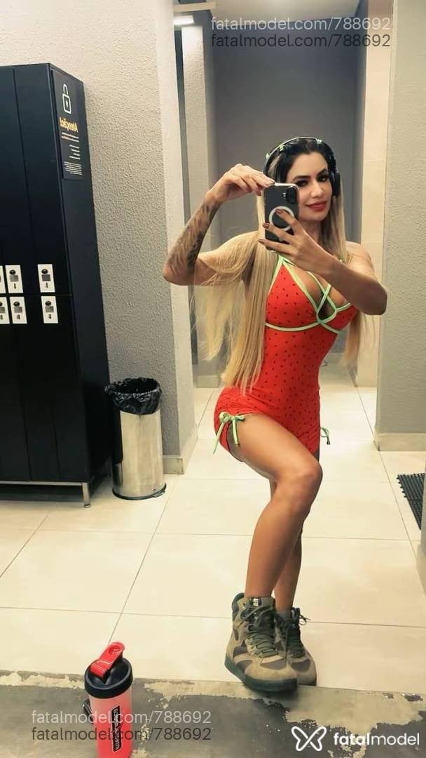 Acompanhante mulher loira (o) de olhos castanhos - Aline