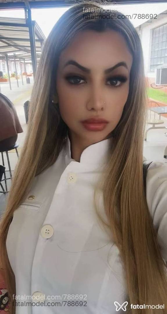 Acompanhante mulher loira (o) de olhos castanhos - Aline