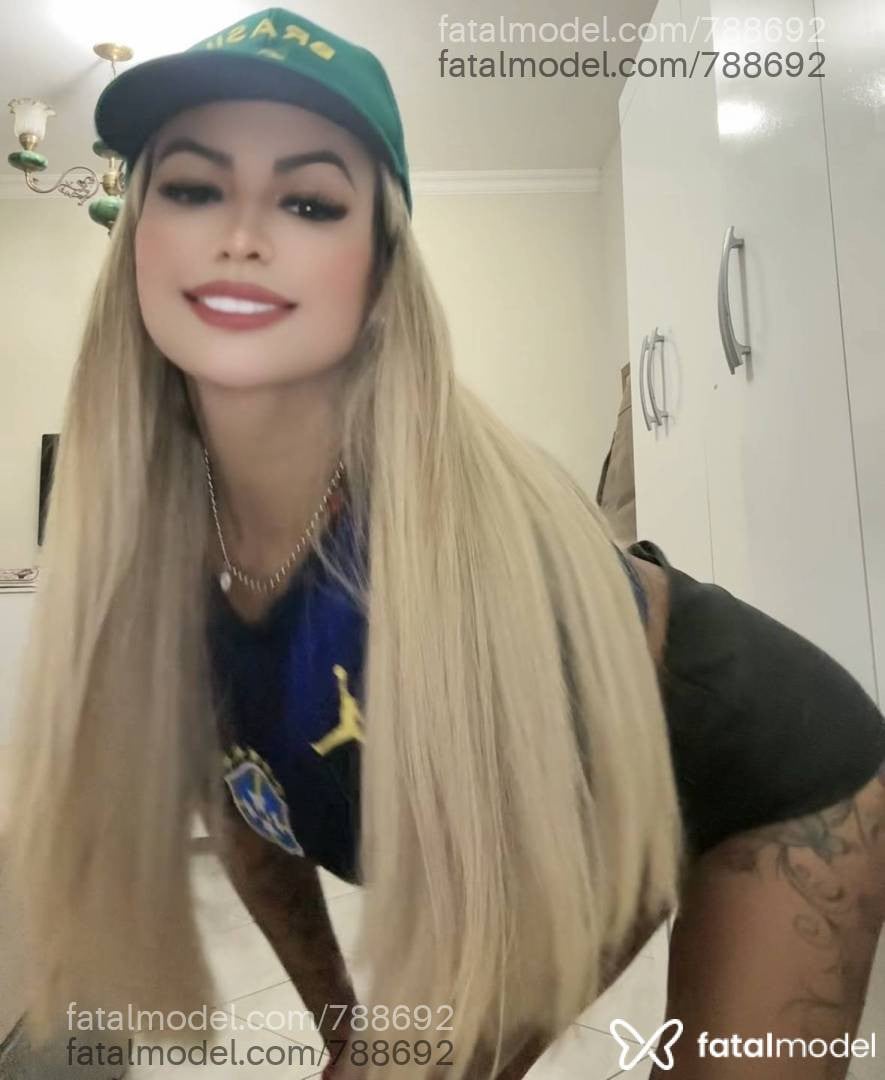 Acompanhante mulher loira (o) de olhos castanhos em São José dos Campos - Aline