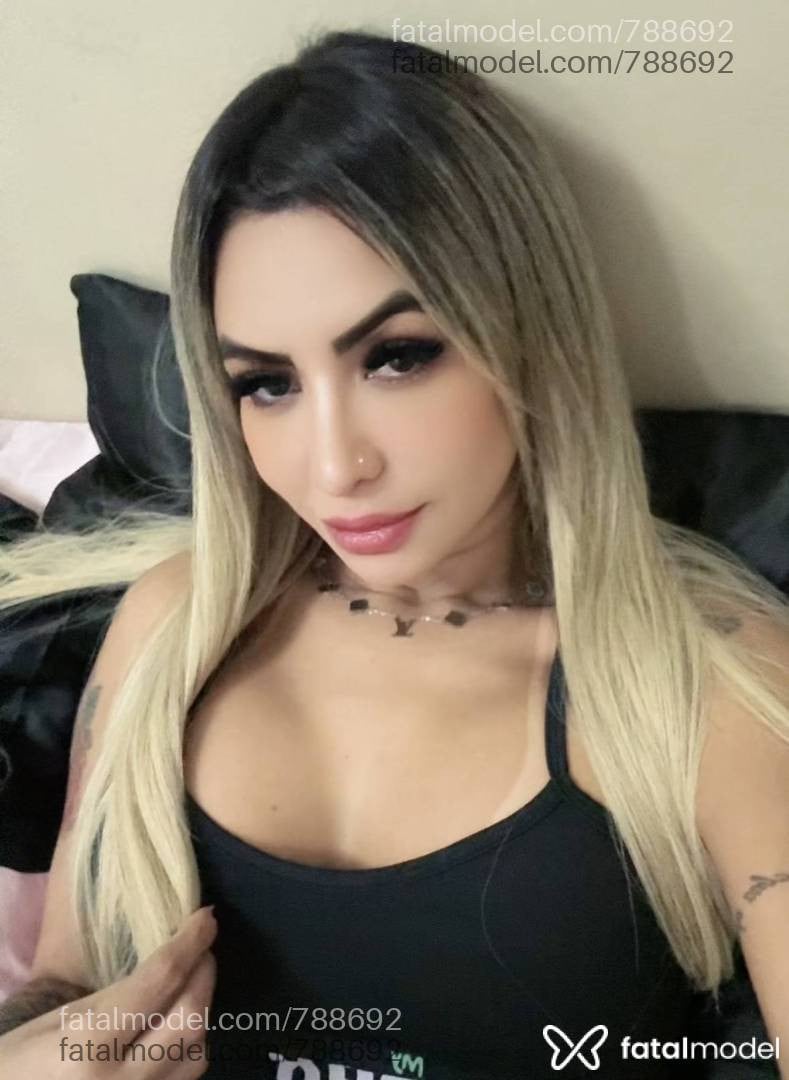 Acompanhante mulher loira (o) de olhos castanhos - Aline